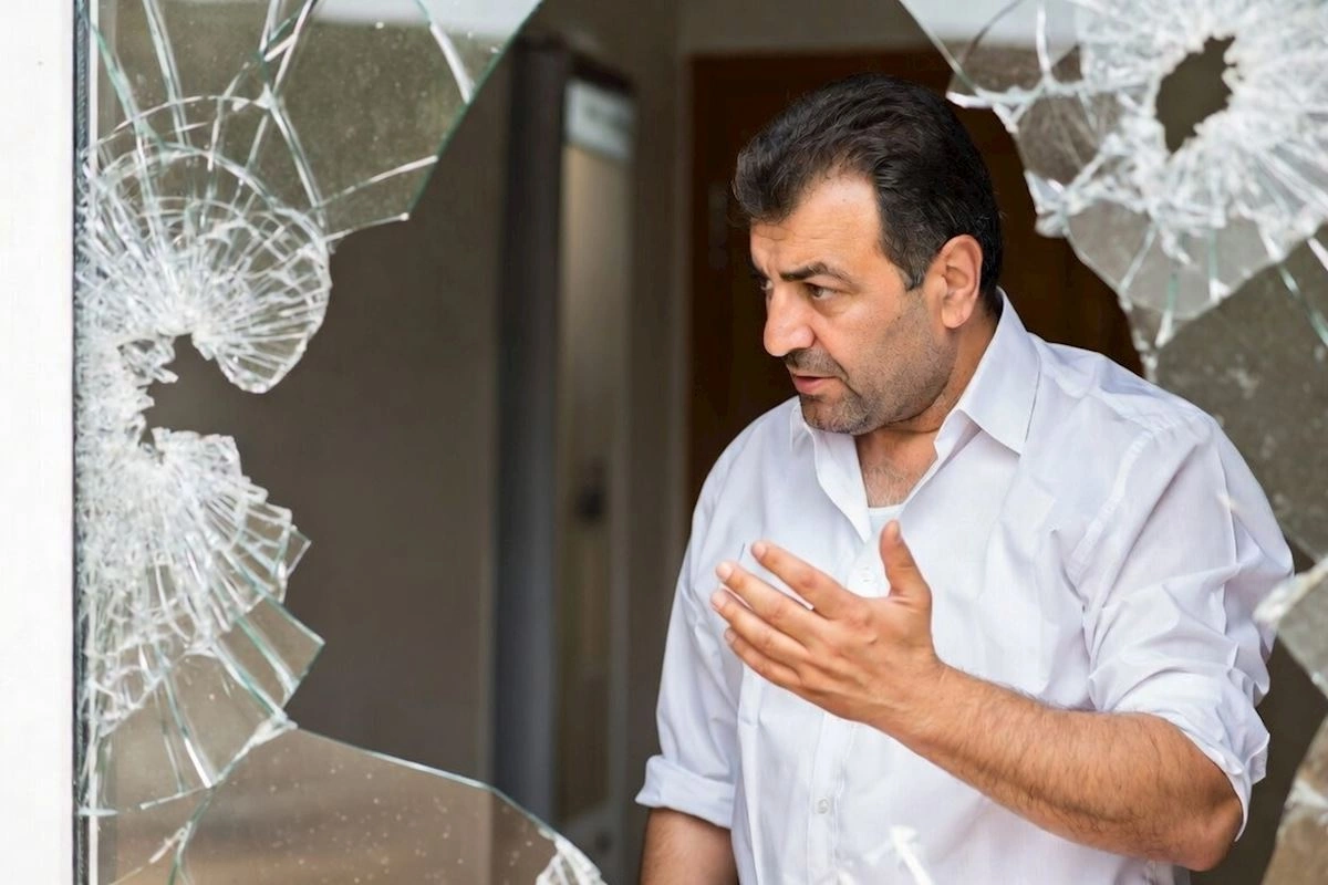 Şüşəni sındırmaq 1000 manata başa gəldi — Qardaşlar arasında qəribə dava