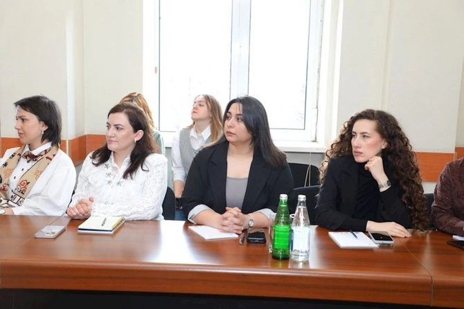 “Mediada Azərbaycan dili” mövzusunda təlimlərin növbəti mərhələsi təşkil olunub — FOTOLAR “Mediada Azərbaycan dili” mövzusunda təlimlərin növbəti mərhələsi təşkil olunub — FOTOLAR