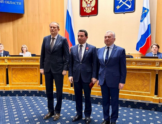 Putin azərbaycanlı deputatı təltif etdi — FOTOLAR Putin azərbaycanlı deputatı təltif etdi — FOTOLAR
