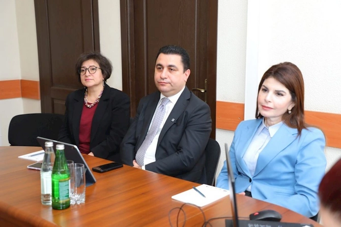 “Mediada Azərbaycan dili” mövzusunda təlimlərin növbəti mərhələsi təşkil olunub — FOTOLAR “Mediada Azərbaycan dili” mövzusunda təlimlərin növbəti mərhələsi təşkil olunub — FOTOLAR