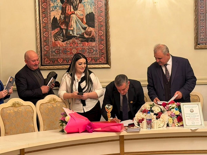 Nicat Ərtürkün Ana həsrəti kitabının təqdimatı keçirildi — FOTOLAR