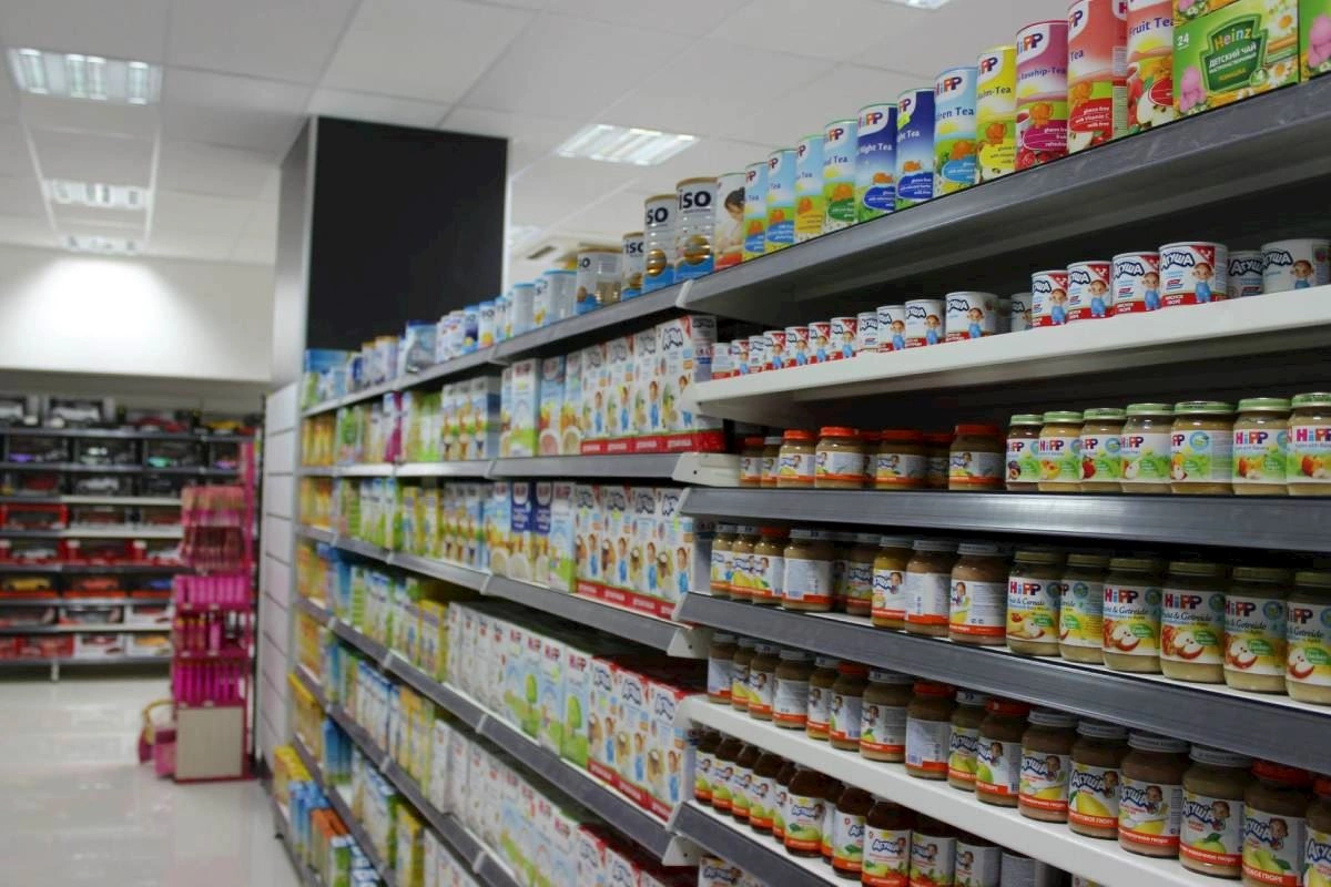 Bakıda bu marketdə pişik paketlərin üstündə yatır
