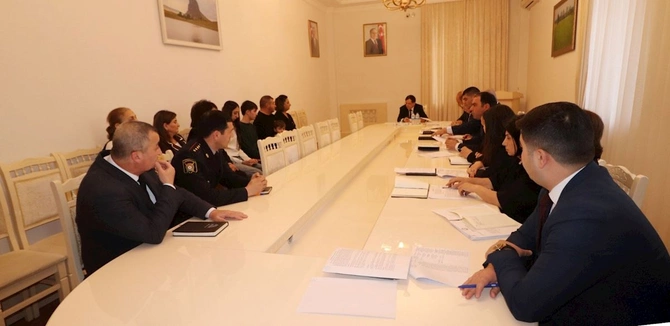 İcra başçısı vətəndaş qəbulunu Putinin masası stilində keçirdi — FOTOLAR İcra başçısı vətəndaş qəbulunu Putinin masası stilində keçirdi — FOTOLAR