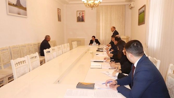 İcra başçısı vətəndaş qəbulunu Putinin masası stilində keçirdi — FOTOLAR İcra başçısı vətəndaş qəbulunu Putinin masası stilində keçirdi — FOTOLAR