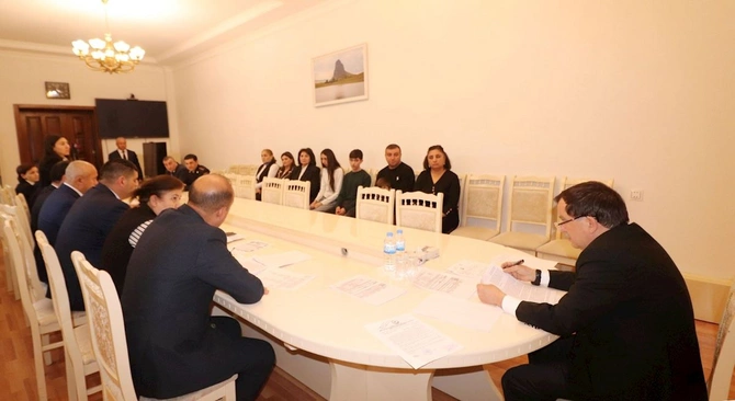İcra başçısı vətəndaş qəbulunu Putinin masası stilində keçirdi — FOTOLAR İcra başçısı vətəndaş qəbulunu Putinin masası stilində keçirdi — FOTOLAR