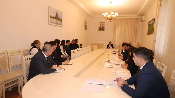 İcra başçısı vətəndaş qəbulunu Putinin masası stilində keçirdi — FOTOLAR İcra başçısı vətəndaş qəbulunu Putinin masası stilində keçirdi — FOTOLAR