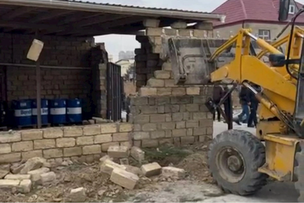 Xocəsəndə qanunsuz tikili sökülüb — VİDEO