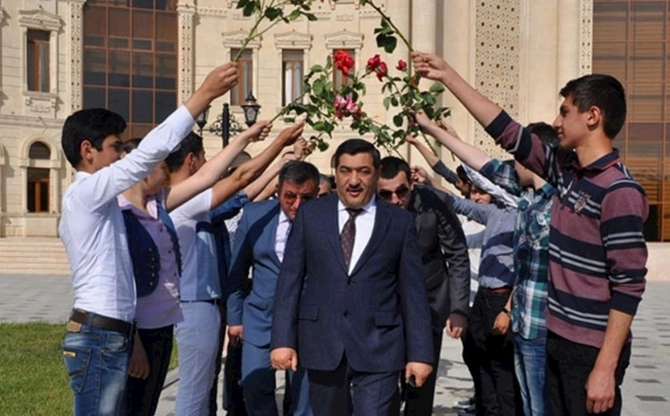 Salyanın tozlu yollarından Buxarestin lüks məhəllələrinə uzanan yol... Salyanın tozlu yollarından Buxarestin lüks məhəllələrinə uzanan yol...