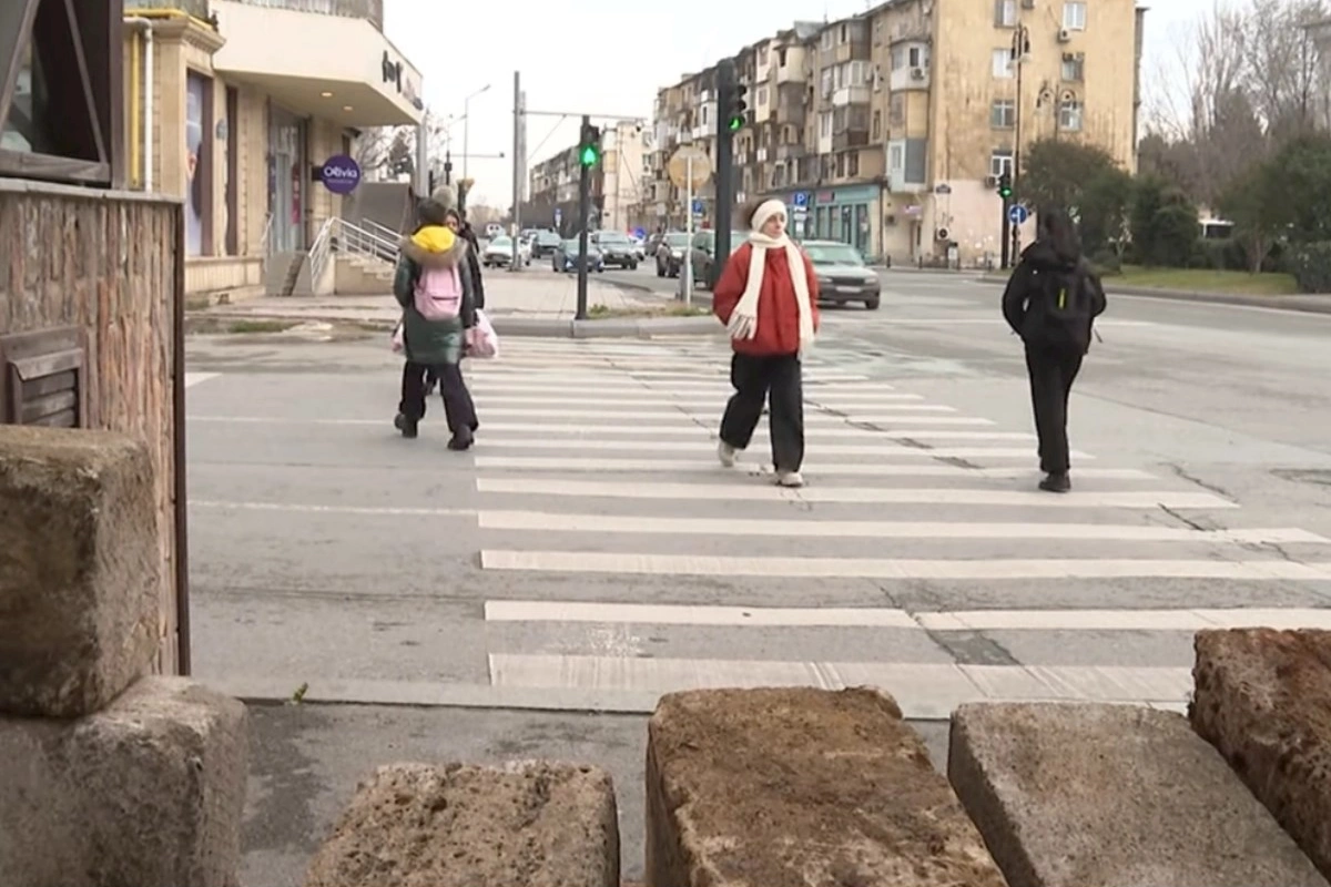 Bakıda restoran piyada keçidini zəbt etdi — VİDEO