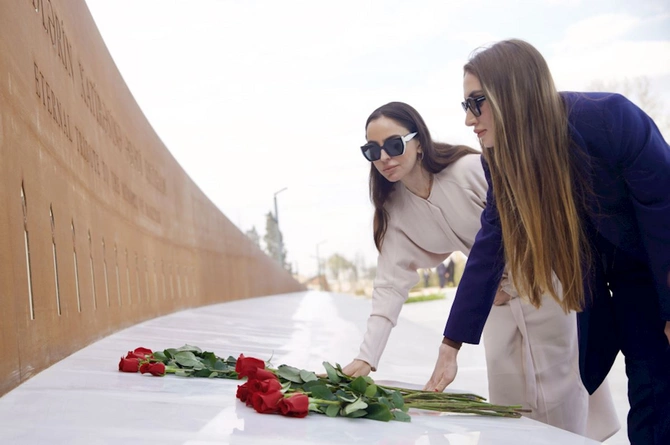 Leyla Əliyeva və Alyona Əliyeva Gəncə Memorial Kompleksində — FOTOLAR