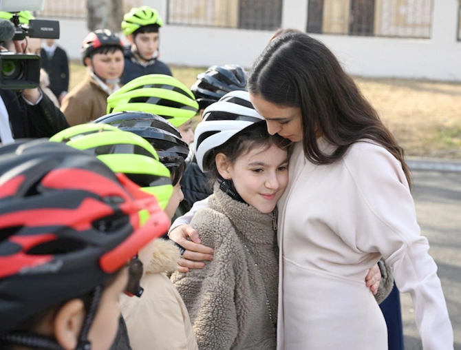 Alyona Əliyeva 50 uşağa velosiped hədiyyə etdi — FOTOLAR