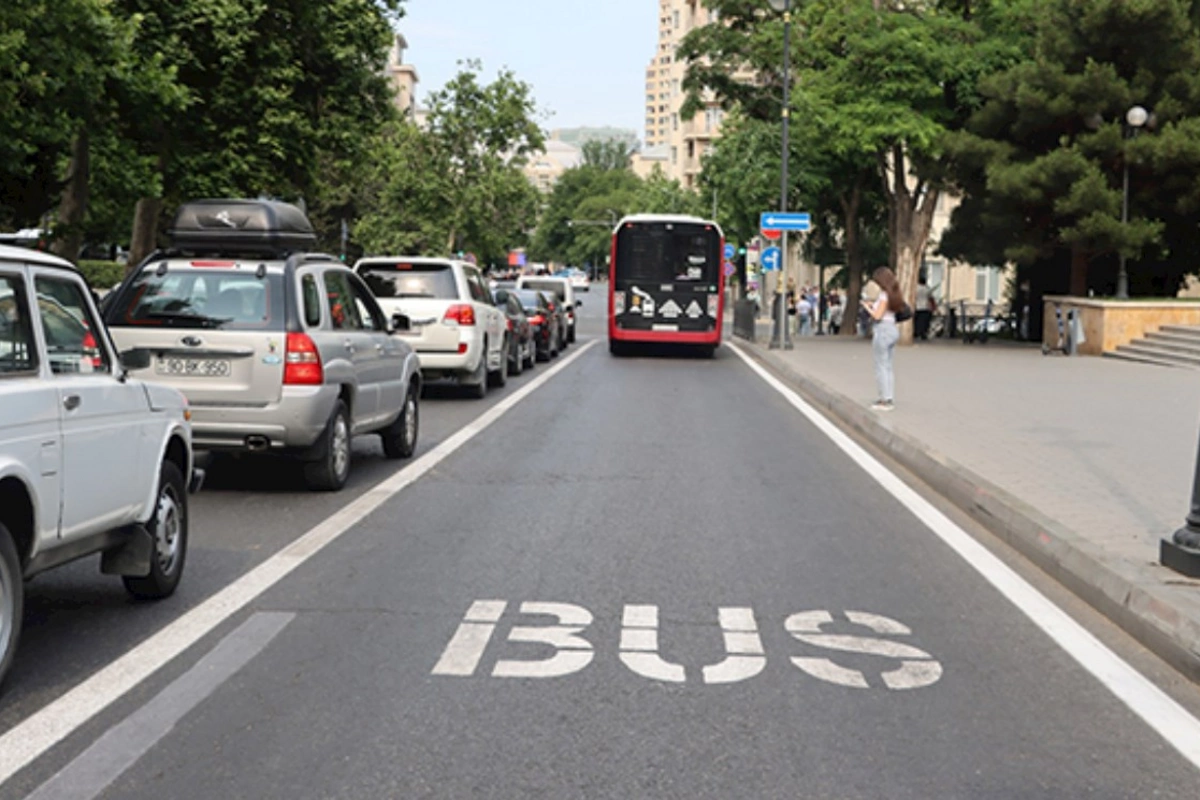 AYNA-nın 111 kilometrlik zolaq fiaskosu: Nə üçün yollar boş, avtomobillər tıxacda qalır?