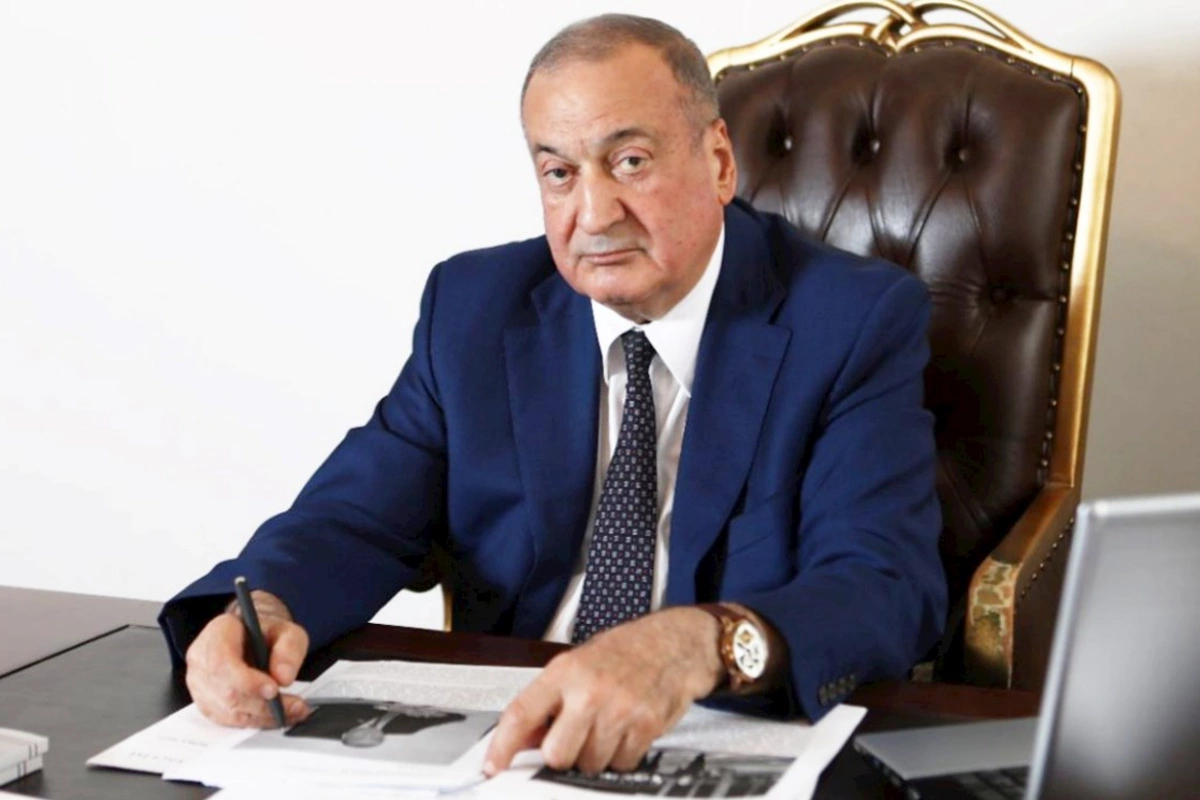 Həm deputatdır, həm rektor... — Bu necə olur?