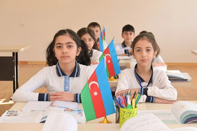 Emin Əmrullayev Xankəndi və Xocalıda təhsil müəssisələrində oldu — FOTOLAR