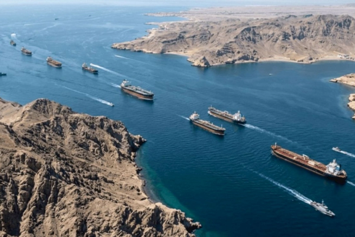ABŞ Oman körfəzində yük gəmisinə zərbə endirib