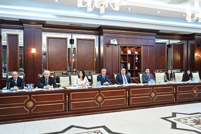 Çətir tutduğuna görə işdən çıxarıldığı deyilən şəxs AMEA-nın iclasında — FOTO