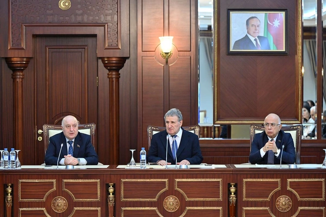 Çətir tutduğuna görə işdən çıxarıldığı deyilən şəxs AMEA-nın iclasında — FOTO