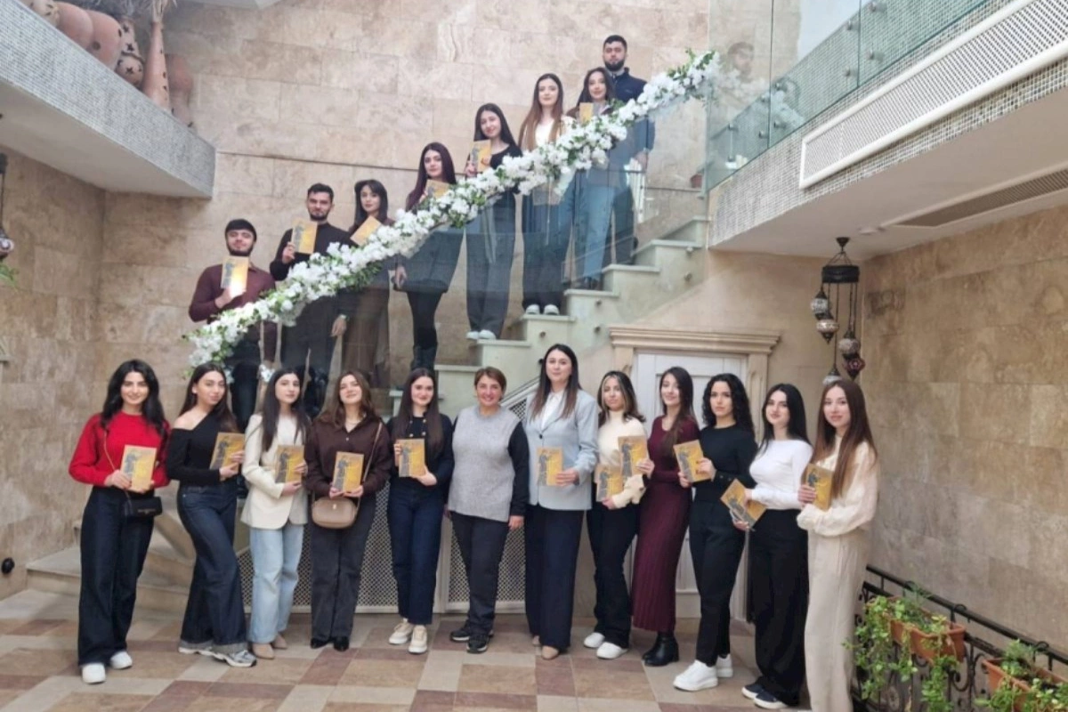 Mətbuat Şurasında təcrübə keçən tələbələr “Ədibin Evi”ni ziyarət ediblər