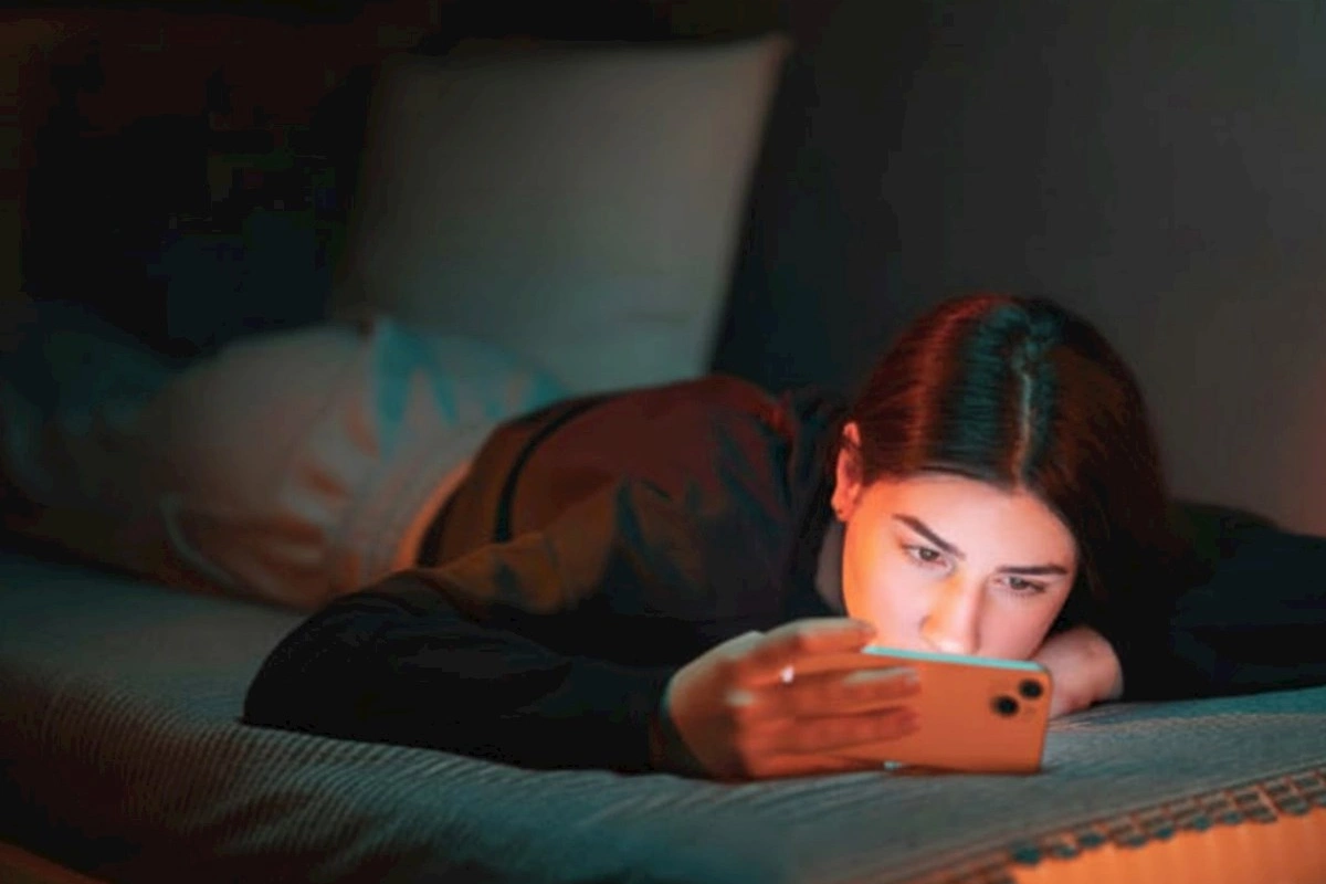 Gecə saatlarla telefona baxanlara pis xəbər