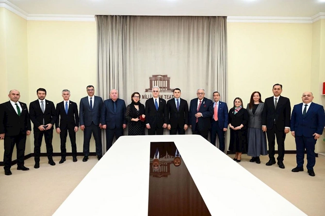 Mədəniyyət naziri Adil Kərimli Türk dünyasının teatr təmsilçiləri ilə görüşüb — FOTOLAR Mədəniyyət naziri Adil Kərimli Türk dünyasının teatr təmsilçiləri ilə görüşüb — FOTOLAR