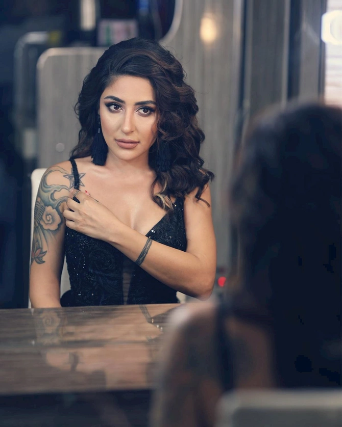 Anası hicablıdır, özü isə açıq-saçıq geyinən müğənni — FOTOLAR Anası hicablıdır, özü isə açıq-saçıq geyinən müğənni — FOTOLAR