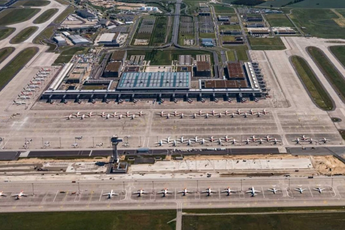 Berlin aeroportu fəaliyyətini dayandırdı — Dron hücumu olub?