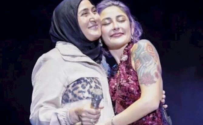 Anası hicablıdır, özü isə açıq-saçıq geyinən müğənni — FOTOLAR Anası hicablıdır, özü isə açıq-saçıq geyinən müğənni — FOTOLAR