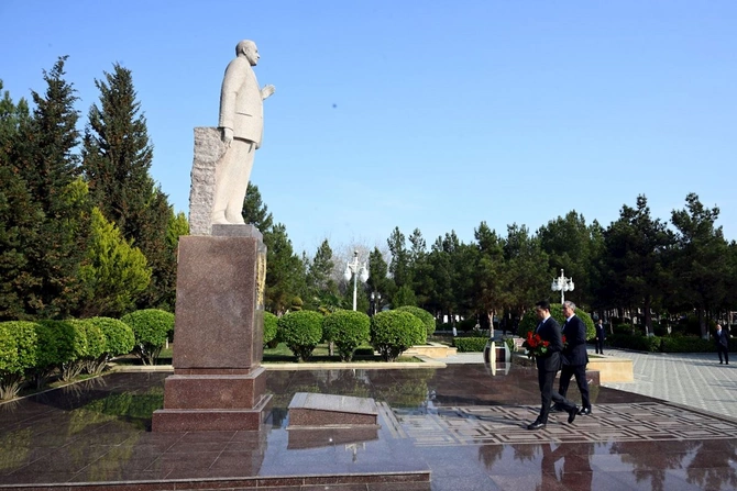Mədəniyyət naziri Hacıqabulda vətəndaşların müraciətlərini dinlədi — FOTOLAR Mədəniyyət naziri Hacıqabulda vətəndaşların müraciətlərini dinlədi — FOTOLAR