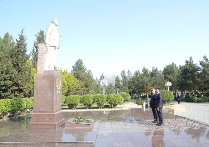 Adil Kərimli Hacıqabulda vətəndaşları qəbul etdi — FOTOLAR Adil Kərimli Hacıqabulda vətəndaşları qəbul etdi — FOTOLAR