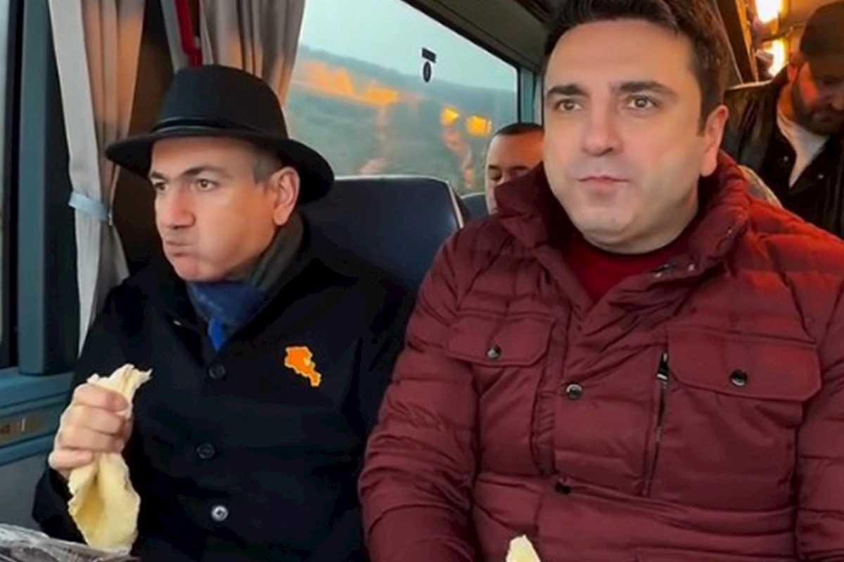 Bu dəfə də avtobusda lavaş yedi — VİDEO