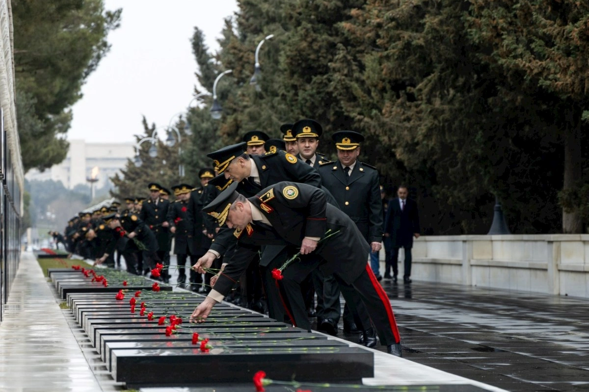 SOMDA-nın rəhbərliyi Fəxri xiyaban və Şəhidlər xiyabanında olub — FOTOLAR