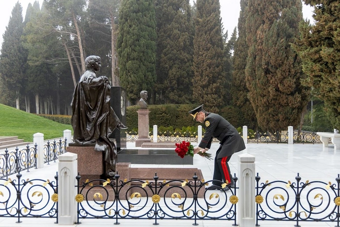 SOMDA-nın rəhbərliyi Fəxri xiyaban və Şəhidlər xiyabanında olub — FOTOLAR SOMDA-nın rəhbərliyi Fəxri xiyaban və Şəhidlər xiyabanında olub — FOTOLAR