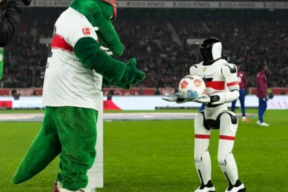 Futbolda bu da oldu, topu robot gətirdi — VİDEO