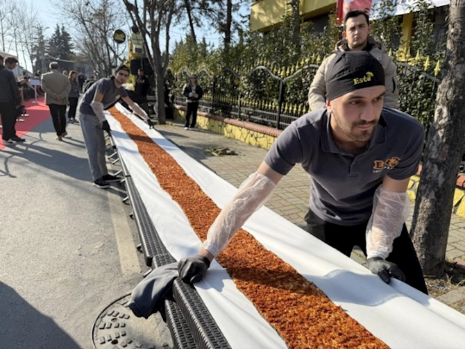 İstanbulda rekord: 63 metrlik lahmacun hazırlandı — FOTO