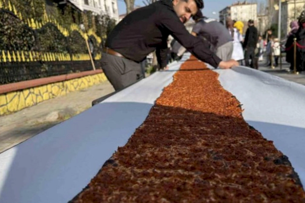 İstanbulda rekord: 63 metrlik lahmacun hazırlandı — FOTO
