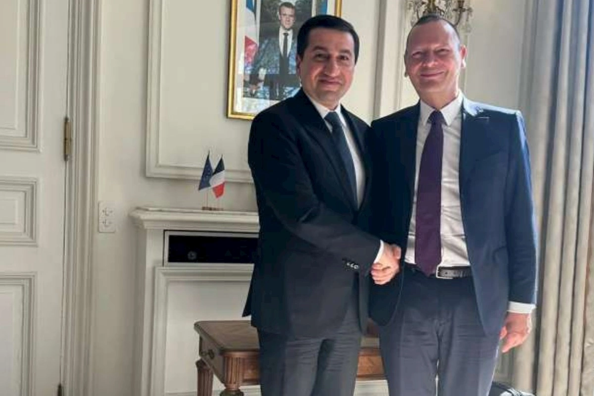 Hikmət Hacıyev Makronun diplomatik müşaviri ilə görüşdü