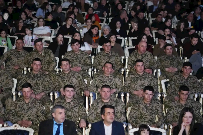 Qastrol proqramı çərçivəsində Gəncədə simfonik orkestrin konserti keçirilib — FOTOLAR Qastrol proqramı çərçivəsində Gəncədə simfonik orkestrin konserti keçirilib — FOTOLAR