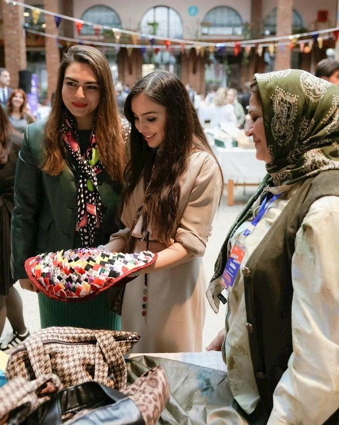 Prezidentin qızları “Woman Bazaar 5” festivalında — FOTOLAR Prezidentin qızları “Woman Bazaar 5” festivalında — FOTOLAR