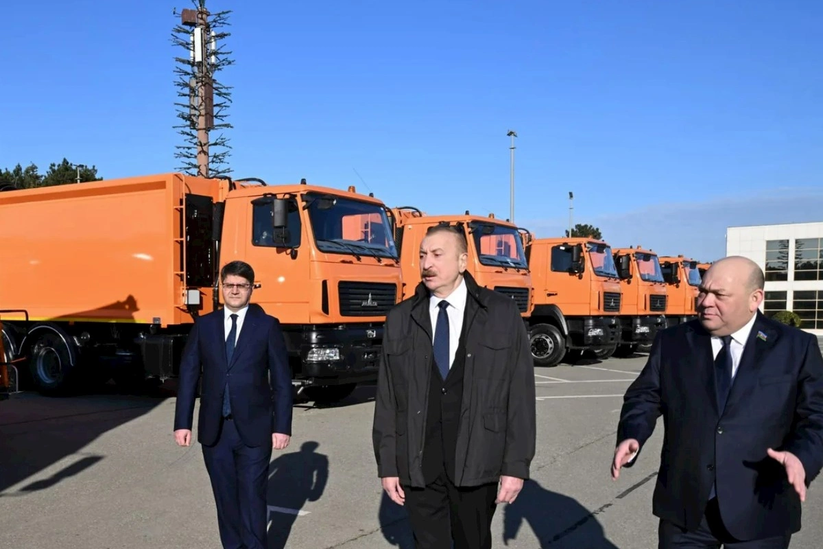 Prezident məişət tullantıları daşıyan texnikalarla tanış oldu — FOTOLAR