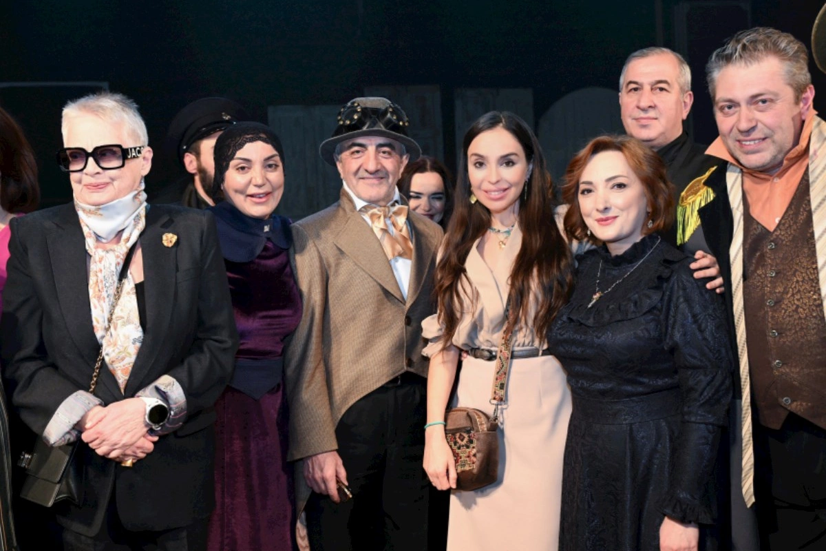 Leyla Əliyeva “Neft bumu hamıya gülümsəyir” tamaşasının nümayişində — FOTOLAR