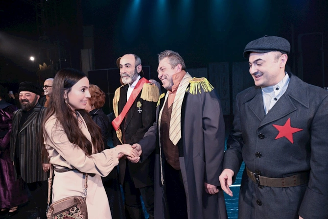 Leyla Əliyeva “Neft bumu hamıya gülümsəyir” tamaşasının nümayişində — FOTOLAR Leyla Əliyeva “Neft bumu hamıya gülümsəyir” tamaşasının nümayişində — FOTOLAR
