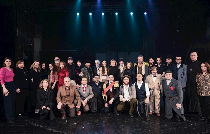 Leyla Əliyeva “Neft bumu hamıya gülümsəyir” tamaşasının nümayişində — FOTOLAR Leyla Əliyeva “Neft bumu hamıya gülümsəyir” tamaşasının nümayişində — FOTOLAR