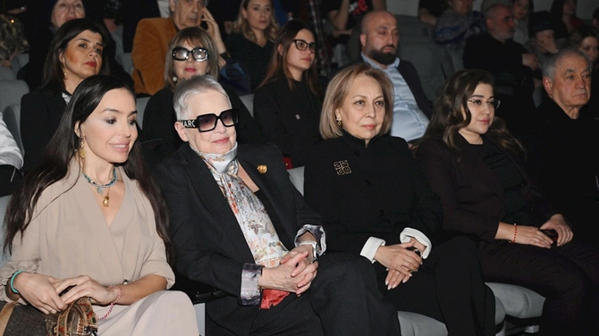 Leyla Əliyeva “Neft bumu hamıya gülümsəyir” tamaşasının nümayişində — FOTOLAR Leyla Əliyeva “Neft bumu hamıya gülümsəyir” tamaşasının nümayişində — FOTOLAR