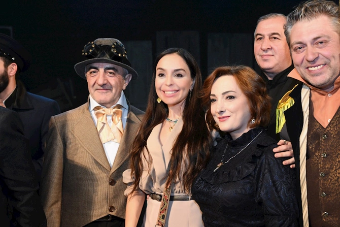 Leyla Əliyeva “Neft bumu hamıya gülümsəyir” tamaşasının nümayişində — FOTOLAR Leyla Əliyeva “Neft bumu hamıya gülümsəyir” tamaşasının nümayişində — FOTOLAR