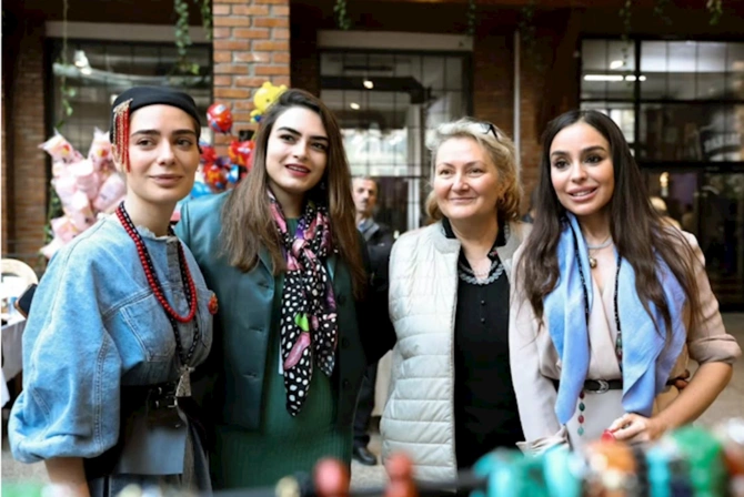 Prezidentin qızları “Woman Bazaar 5” festivalında — FOTOLAR Prezidentin qızları “Woman Bazaar 5” festivalında — FOTOLAR