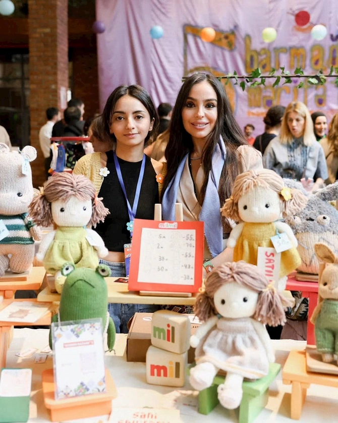 Prezidentin qızları “Woman Bazaar 5” festivalında — FOTOLAR Prezidentin qızları “Woman Bazaar 5” festivalında — FOTOLAR