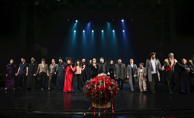 Leyla Əliyeva “Neft bumu hamıya gülümsəyir” tamaşasının nümayişində — FOTOLAR Leyla Əliyeva “Neft bumu hamıya gülümsəyir” tamaşasının nümayişində — FOTOLAR