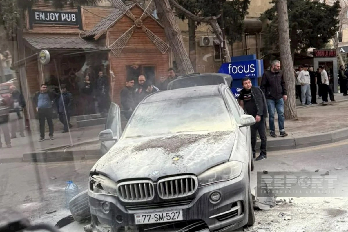 Bakıda qəza oldu, BMW yandı