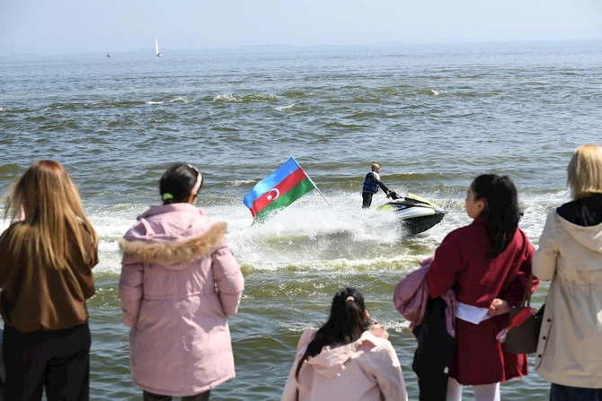 Bakıda Xəzərin suları avarçəkmə və yelkənli qayıqlarla bəzəndi — FOTOLAR