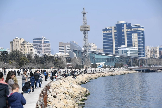 Bakıda Xəzərin suları avarçəkmə və yelkənli qayıqlarla bəzəndi — FOTOLAR